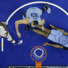 Marc Gasol, en el centro de la curiosa imagen de la derrota de su equipo ante los Sixers.-AP