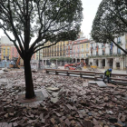 Los adoquines de la Plaza Mayor fueron demolidos para instalar las nuevas baldosas.-ISRAEL L. MURILLO