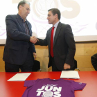 Benavente (CB Tizona) y Barbero (Caja de Burgos) sellan el acuerdo, ayer.-RAÚL OCHOA