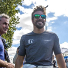 Fernando Alonso junto a Carlos Sainz en el parque de garajes del circuito Albert Park en Melbourne.-SRDJAN SUKI