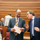El consejero de Presidencia, José Antonio de Santiago Juárez, conversa con el portavoz de Ciudadanos, Luis Fuentes, en el debate de investidura del candidato a la Junta de Castilla y León-Ical