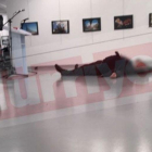 Fotografía difundida por el diario 'Hurriyet' en que se ve al embajador abatido en el suelo.-HURRIYET