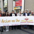 La Asociación Salvar el Archivo de Salamanca entrega más de 30.000 firmas en la Delegación del Gobierno de Cataluña en Madrid para pedir la devolución de papeles.-ICAL