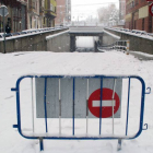 La calle Vitoria de Miranda de Ebro se cerró ayer al tráfico por placas de hielo en la vía.-E.M.