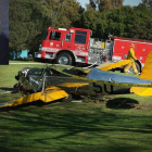 Estado en el que ha quedado la avioneta que pilotaba el actor Harrison Ford (arriba).-Foto: JONATHAN ALCORN / JORDAN STRAUSS / AFP / AP