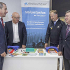 José Manuel Bilbao, Julio Velasco y César Rico con un kit de material escolar.-SANTI OTERO