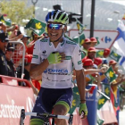 Esteban Chaves, en los últimos metros antes de entrar vencedor en la etapa de Cazorla.-Foto: AFP / JOSÉ JORDAN