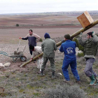 Voluntarios de Grefa colocan una caja nido en una zona de cultivo agrícola.-GREFA