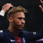 Neymar anima a la grada-