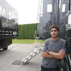 Mikel Landa posa junto a los vehículos del Sky ayer en Burgos.-RAÚL G. OCHOA