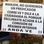 Protesta durante el pleno de ayer por la ausencia de Manjón en Régimen Interior.-RAÚL G. OCHOA