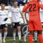 Córdoba felicita a Valcarce tras un gol. LALIGA