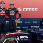 Max Verstappen (izquierda) y Carlos Sáinz, durante la presentación del coche de Toro Rosso, en Jerez de la Frontera, el 31 de enero.-EFE / ROMÁN RÍOS