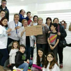 Miembros de la asociación brindan en un mercadillo solidario que la entidad hizo para conseguir una silla ortopédica.-ECB