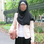 La joven musulmana, con el velo islámico y la polémica falda negra.-