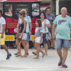 Varios turistas en el entorno de la Catedral el pasado miércoles.-SANTI OTERO