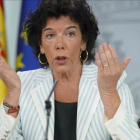 La portavoz del Gobierno, Isabel Celaá, este viernes tras el Consejo de Ministros.-JOSÉ LUIS ROCA