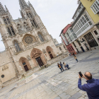 Un hombre hace una fotografía de la Catedral desde la Plaza de Santa María. SANTI OTERO
