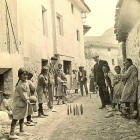 Un grupo de niñas juega a los bolos mientras un hombre de aspecto aburguesado observa el desarrollo de la partida.-F.B.