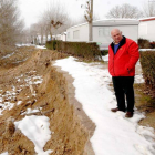 Ford (dcha. de la foto) explica que el Ebro se llevó casi cincuenta metros de ribera arrasando las conducciones de agua y sanitarios del camping.-G. G.