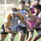Ien Ascroft-Leigh avanza con el oval en un choque disputado en San Amaro.-SANTI OTERO