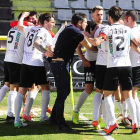 Los jugadores del Burgos CF festejan la consecución de un gol vital para la salvación de la categoría.-Israel L. Murillo