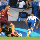 Iker Casillas no puede controlar el balón delante del bosnio Dzeko, que está a punto de marcar el 0-1 para la Roma.-MIGUEL RIOPA / AFP