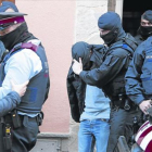 Uno de los detenidos en Roda de Ter es trasladado por los Mossos.-LAURA BUSQUETS