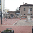 Restos de botellón en la plaza Nueva de Gamonal.-Policía Local