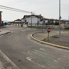 Una de las actuaciones es colocar dos marquesinas para transporte escolar en la rotonda de Granja San Pedro.-ECB