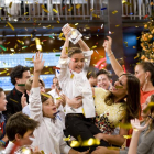 Imagen facilitada por Shine Iberia de María (c), la madrileña de 11 años que, con una creatividad a prueba de cocineros mucho más veteranos, ha ganado la tercera edición del programa de TVE.-EFE
