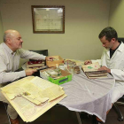 Juanjo García con Luis Miguel Muñiz, encargado de dar el toque final a las réplicas del manuscrito Voynich, antes de mandarlo al cliente.-RAÚL G. OCHOA
