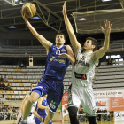 Sinica supera la defensa de Huskic, ayer.-ÁREA11