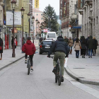 Peatones en las aceras y ciclistas y vehículos por la calzada, ayer, el primer festivo abierto al tráfico.-RAÚL G. OCHOA
