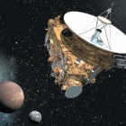 Simulación artística de la sonda 'New Horizons' en las proximidades de Plutón con tres de sus cinco satélites, incluido el gigante Caronte.-Foto: NASA