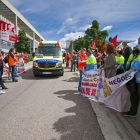 Los trabajadores del transporte de emergencias se manifestaron desde el HUBU hasta la Delegación de la Junta. TOMÁS ALONSO