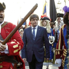 El 'president' Carles Puigdemont recibe a una representación de los Miquelets de Cataluña y de la Associació de Recreació Històrica La Coronela en el Palau de la Generalitat.-EFE / MARTA PEREZ