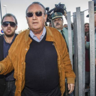 MIGUEL LORENZO  El expresidente de la Diputación de Castellón y del PP provincial Carlos Fabra a la salida de la Audiencia Provincial el pasado 26 de noviembre.-Miguel Lorenzo.