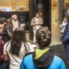 Un grupo de visitantes atiende a la explicación de uno de los guías del Museo de la Evolución Humana.-ISRAEL L. MURILLO