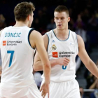 Dino Radoncic dialoga con Luka Doncic durante un encuentro del Real Madrid.-REALMADRID.COM