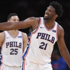 Joel Embiid celebrando una de sus canastas ante Los Lakers-/ MARK J TERRILL