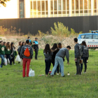 Unos pocos universitarios se instalan a primera hora de la tarde fuera del Parral donde había fuerte presencia policial.-JAIME CARAZO