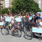 Los premiados posan con sus regalos durante la jornada de ayer.-E.M.