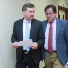 El alcalde, Javier Lacalle, detalló la liquidación del presupuesto de 2018 junto al edil de Hacienda, Salvador de Foronda.-RAÚL G. OCHOA