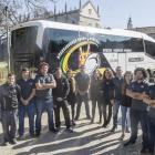 El Aparejadores RC presentó ayer en la Cartuja de Miraflores el autobús personalizado con su escudo y colores,-ISRAEL L. MURILLO