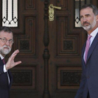 Mariano Rajoy y Felipe VI saludan a la prensa antes de entrar en el Palacio de Marivent para el almuerzo de trabajo.-EFE / BALLESTEROS