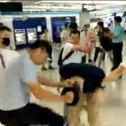 Una banda armada ataca a manifestantes y causa 36 heridos en el metro de Hong Kong.-EFE
