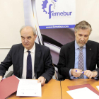 Andrés Hernando y Manuel Pérez Mateos sellan el acuerdo ayer en la sede de FAE.-ISRAEL L. MURILLO