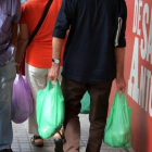 Bolsas de plástico con asas. Su entrega gratuita quedará prohibira en todos los comercios, pero el precio lo decidirá el vendedor.-RICARD CUGAT