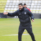 Estévez da instrucciones a sus jugadores durante un entrenamiento.-ISRAEL L. MURILLO